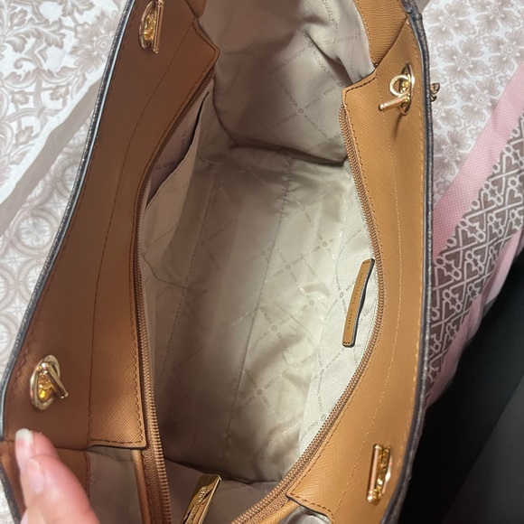 ❌SOLD❌ Michael Kors set - Picture 2 of 3